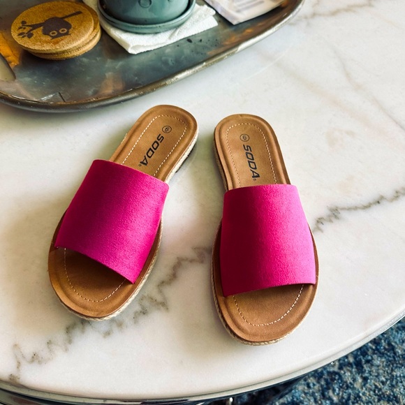 Women’s pink ultra suede flats NWOT - Picture 1 of 3